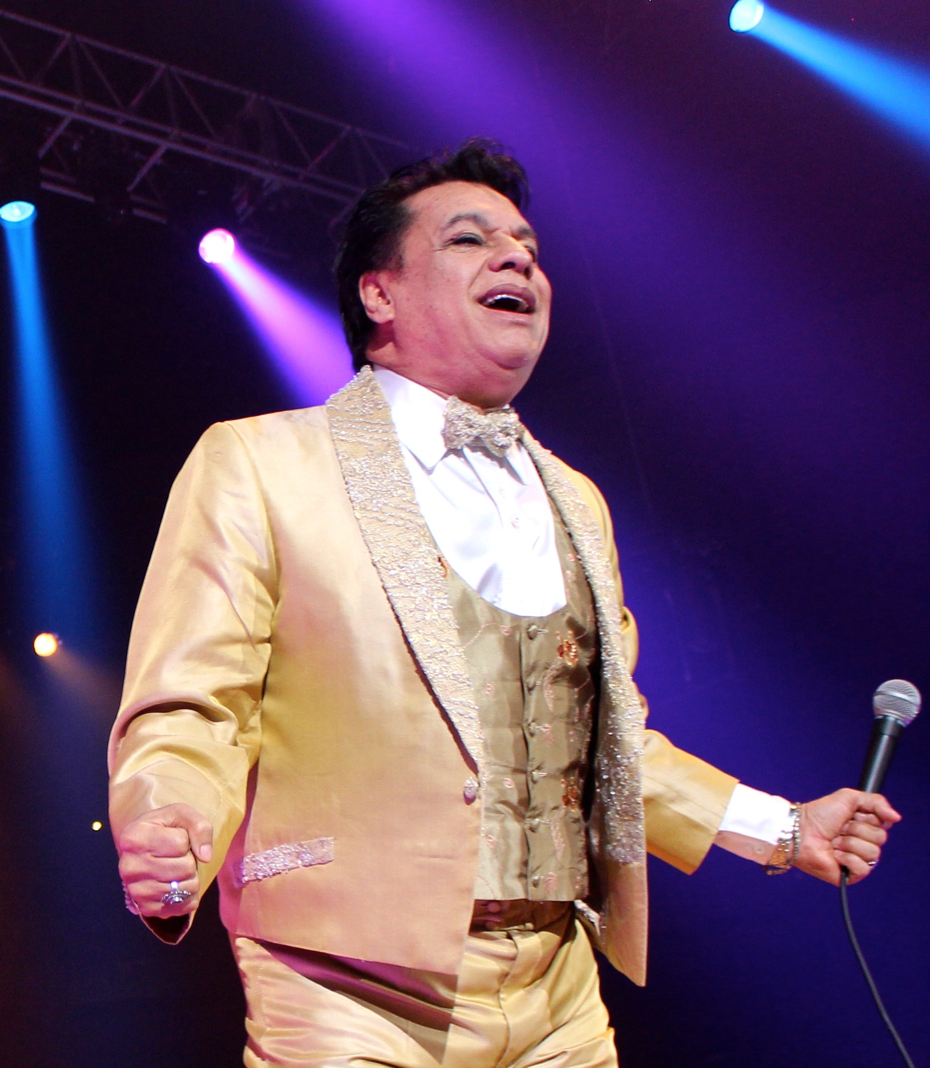 El legado de Juan Gabriel revive en el Metro de CDMX con exposición fotográfica inédita