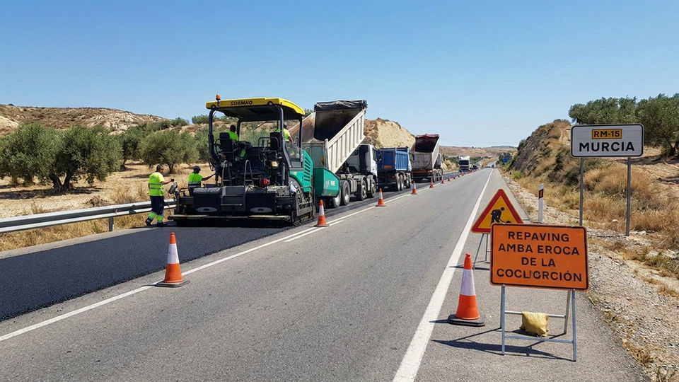 Renovación de 4,8 km de pavimentos en la RM-15 eleva estándares de seguridad y eficiencia en carreteras españolas.  