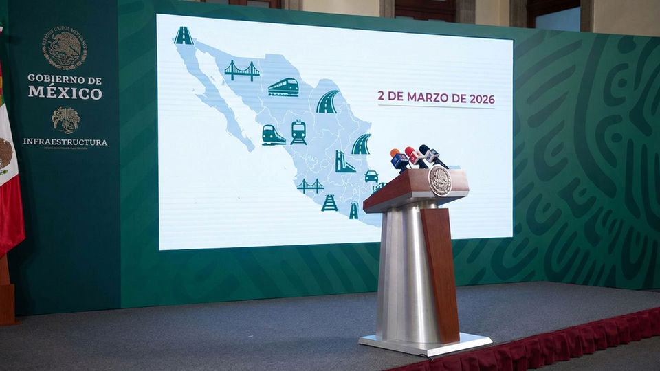 Claudia Sheinbaum expone en conferencia matutina progresos en proyectos de infraestructura clave para el desarrollo regional de México.