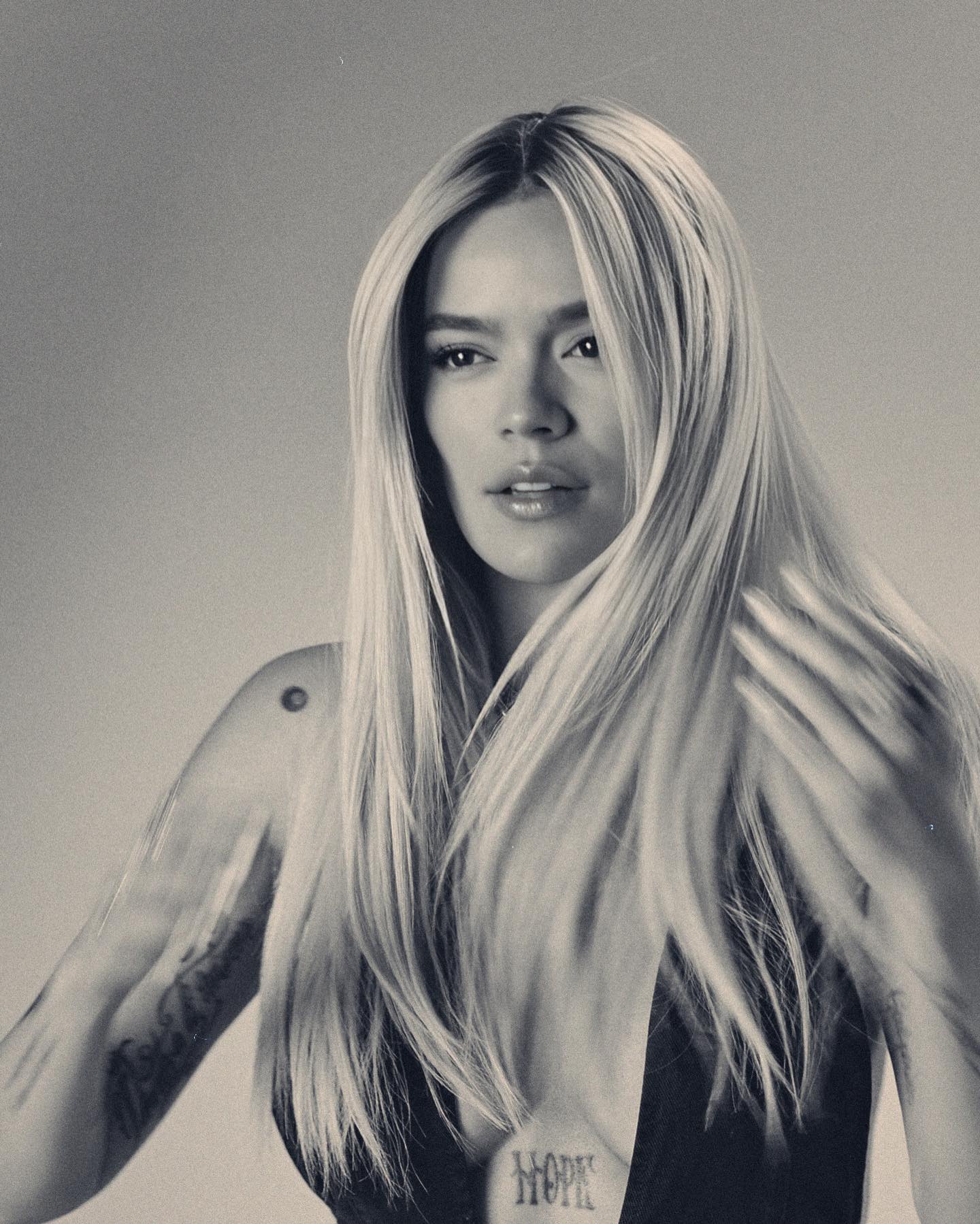 Karol G conquista París con show en cabaré Moulin Rouge, fusionando reggaetón y cultura francesa