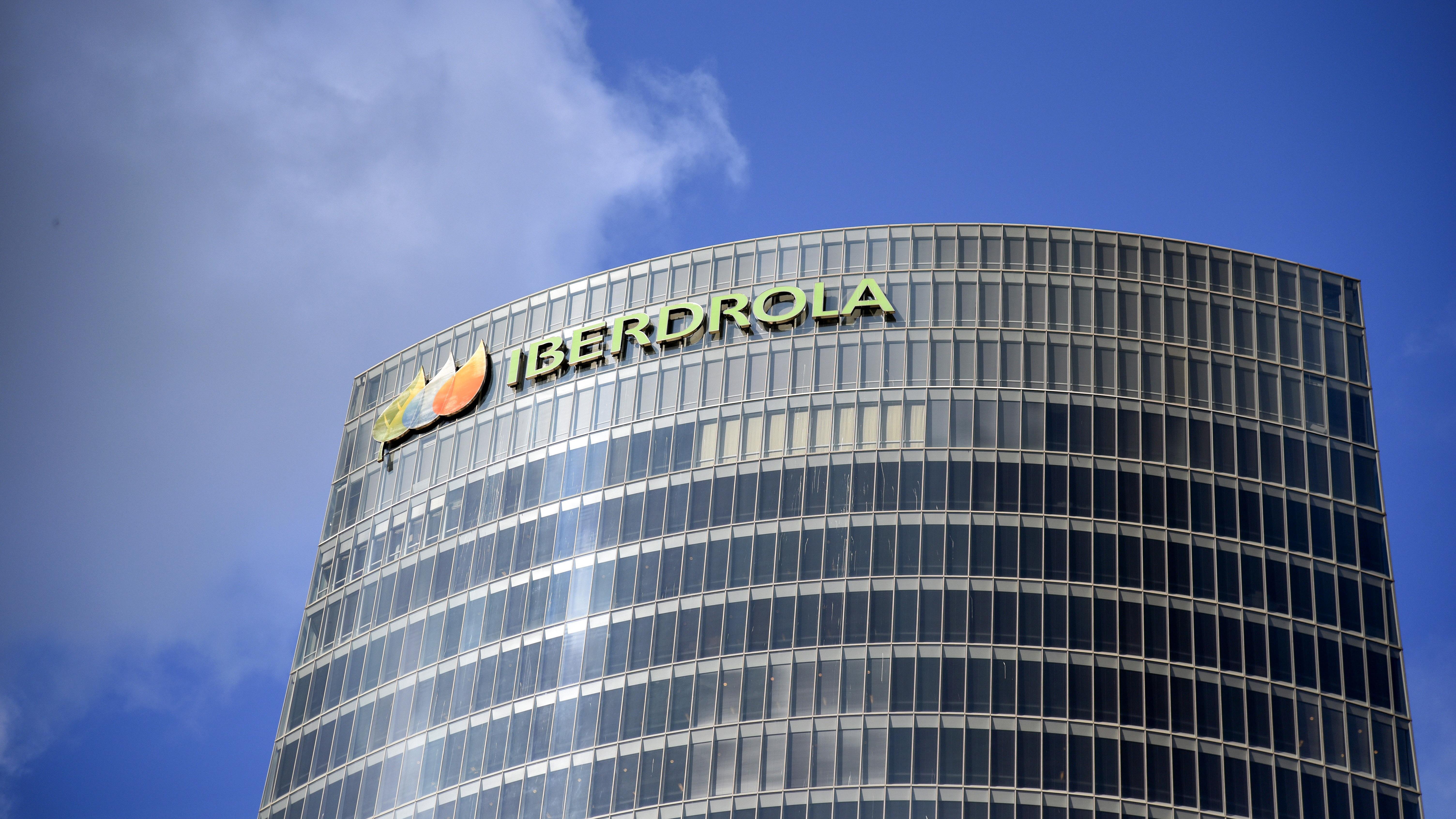 Cox ofrece 4 mil 700 millones de dólares por activos de energía renovable de Iberdrola en México