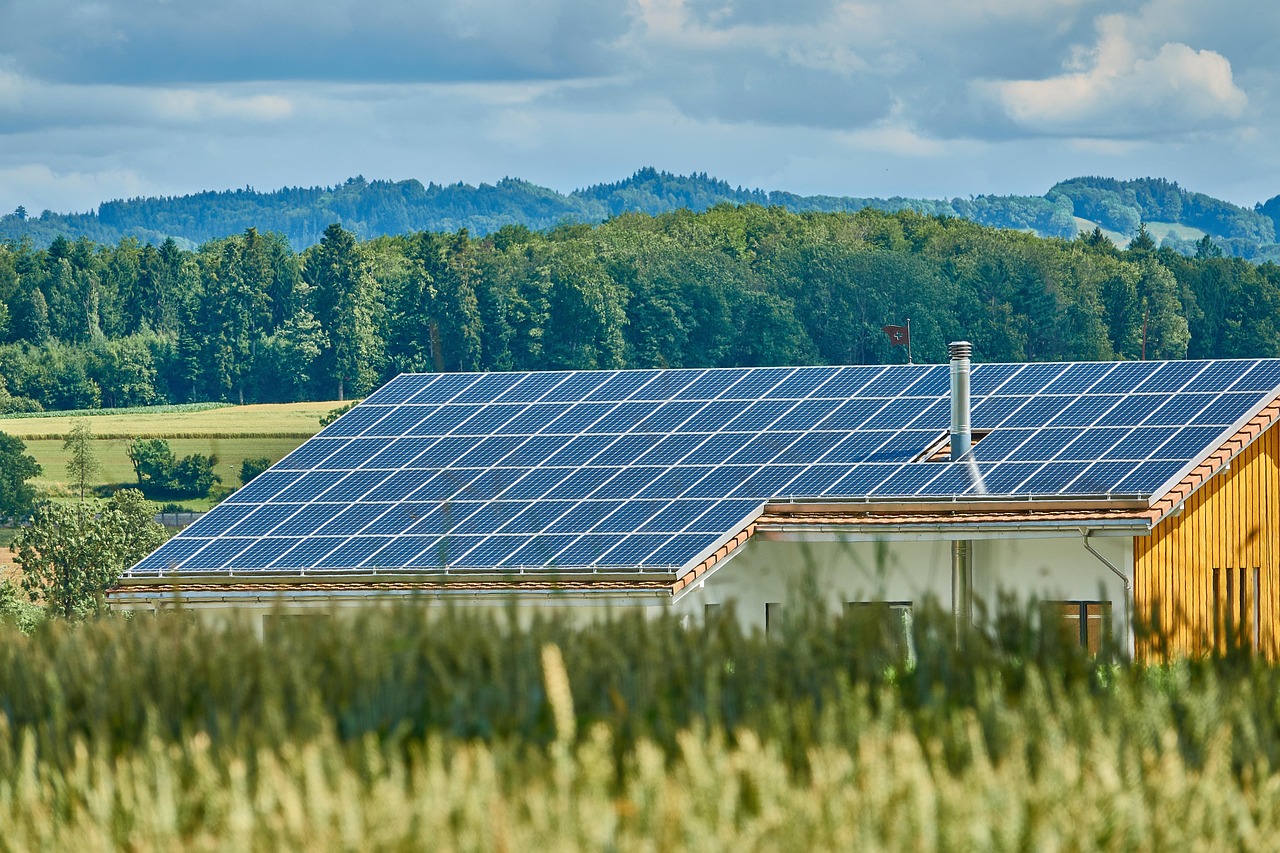 EE.UU. enfrenta retos en la fabricación de energía renovable por recortes presupuestales