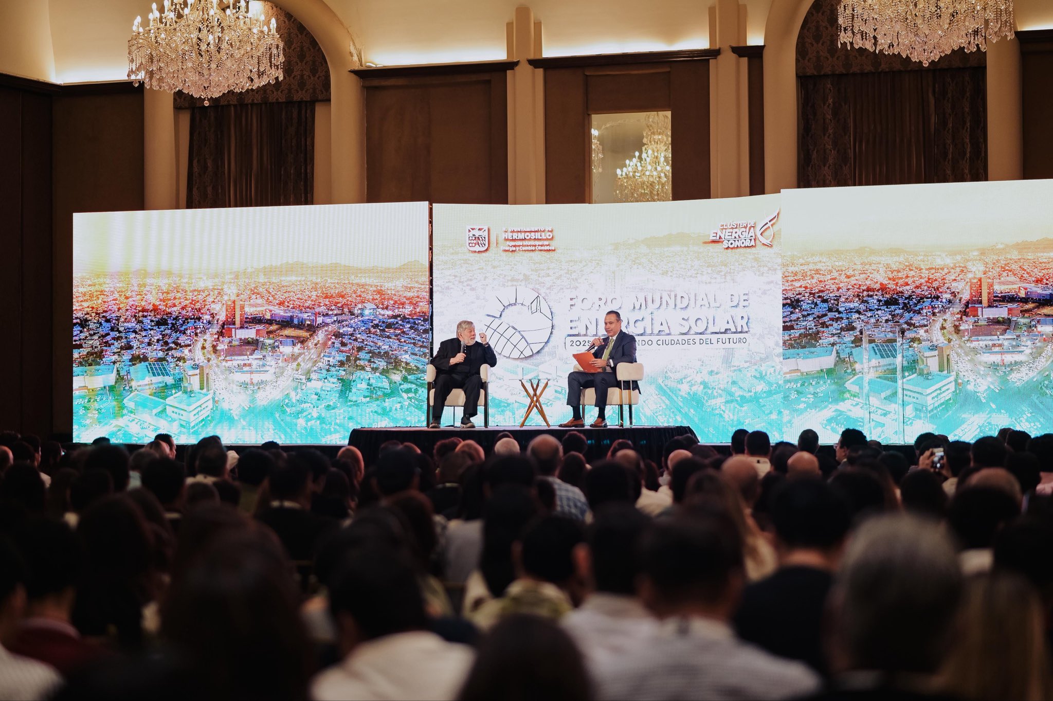 Steve Wozniak participa en el Foro Mundial de Energía Solar 2025 en Hermosillo