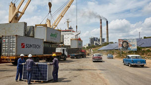 Cuba apuesta por paneles solares chinos para combatir crisis energética
