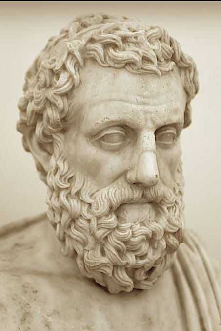 Esta obra teatral adapta la violencia clásica al contexto mexicano, promoviendo reflexiones culturales sobre el narcotráfico y enriqueciendo el repertorio nacional.