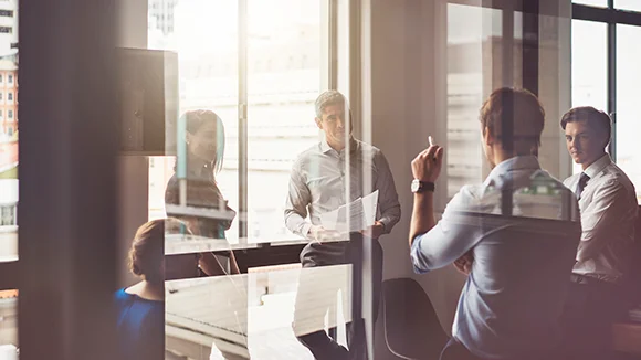 business-people-having-discussion-580x326.webp