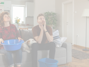 Ilustración de un presupuesto con fugas, donde el dinero se escapa por gastos invisibles y falta de control financiero