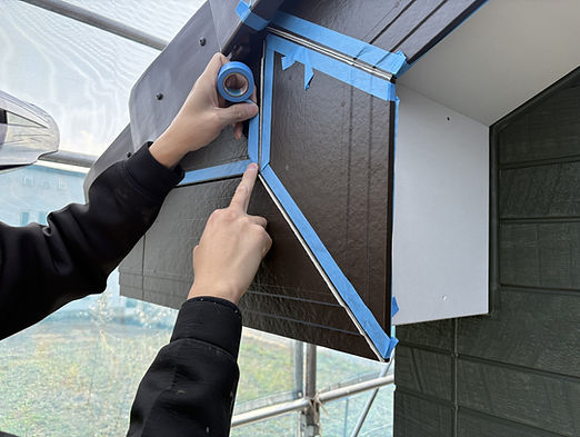 コーキングを行っている画像