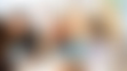 Studenter som pluggar i ett bibliotek