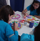 chicas pintando.jpg