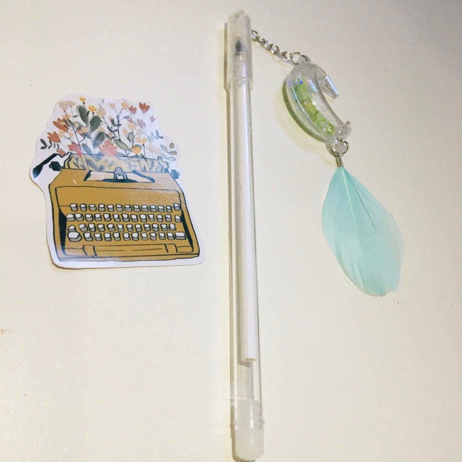 CANETA COM PINGENTE DE LUA COM PENA 