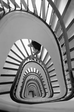 Escalier géométrique en spirale, noir et blanc