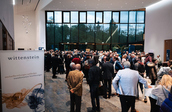 Blick auf das mit Menschen gefüllte Foyer