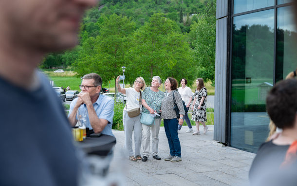 Gäste im Gespräch vor der TauberPhilharmonie