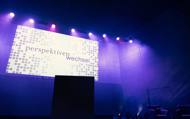 Die Leinwand auf der Bühne mit dem Keyvisual von perspektivenwechsel
