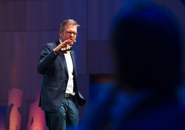 Der Referent auf der Bühne während seines Vortrags