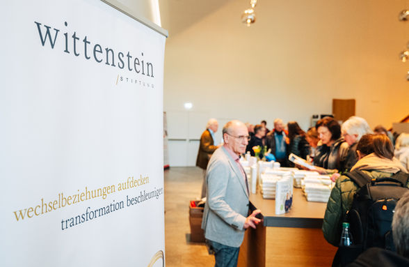 Blick auf das Rollup der Wittenstein Stiftung vor dem Büchertisch im Foyer der TauberPhilharmonie