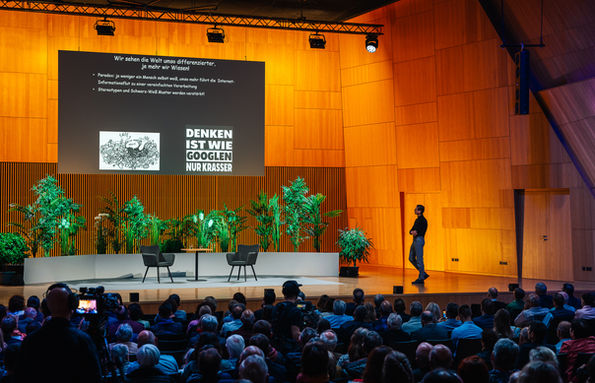 Blick über das Publikum bis auf die Bühne