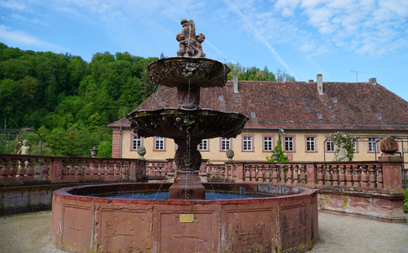 Frontansicht eines Brunnens vor dem Kloster Bronnbach