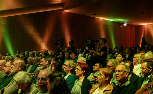 Blick in den vollen Saal