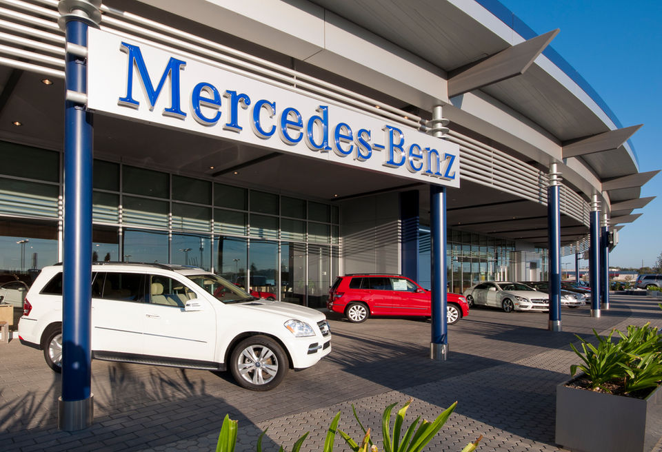 FabHar fabricated and installed radius anodized aluminum pipe sunscreen at Park Place Mercedes Benz, Grapevine