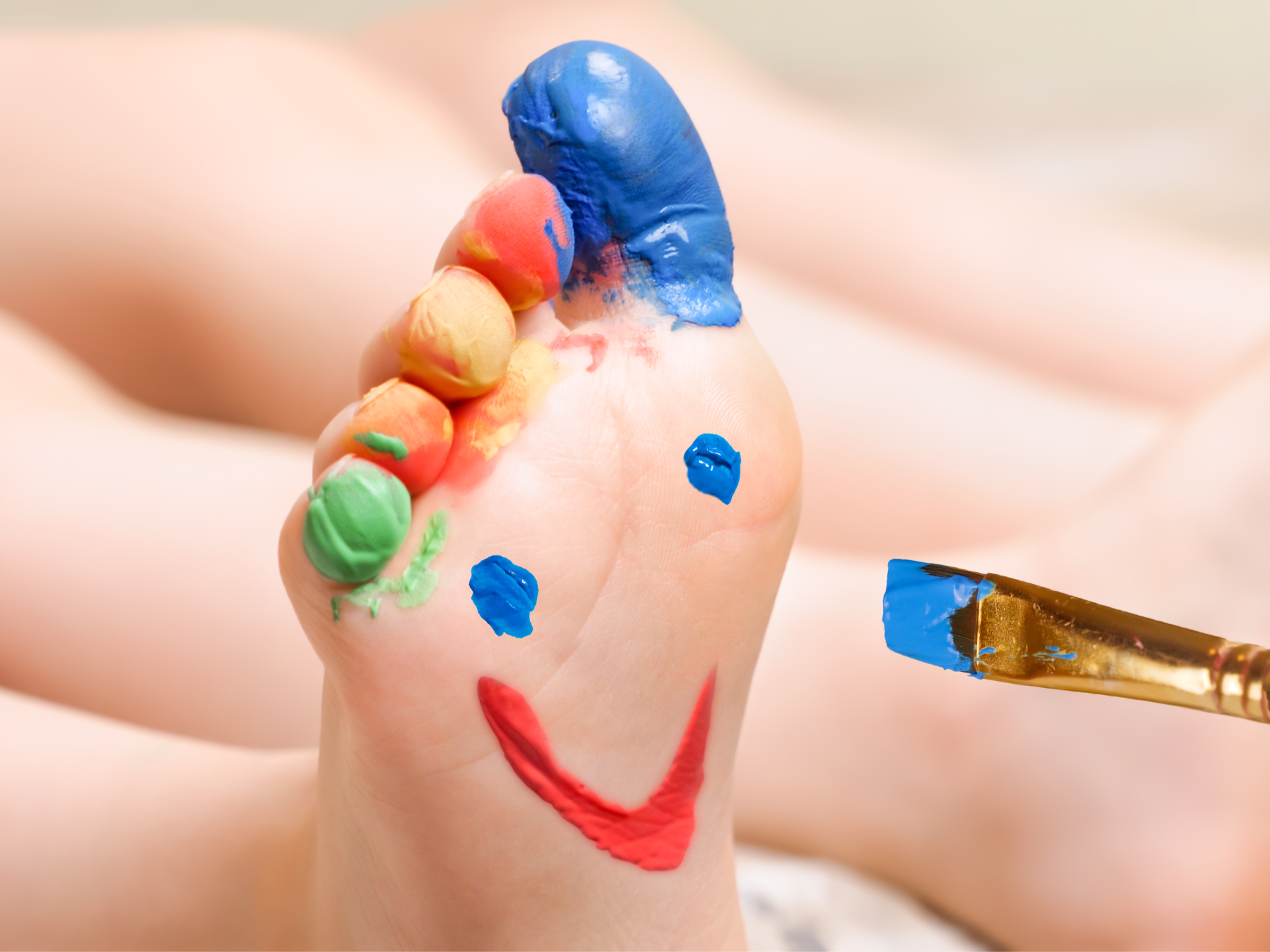 Baby-Hand- und Fußabdrücke auf Keramik in der buntmacherei.
