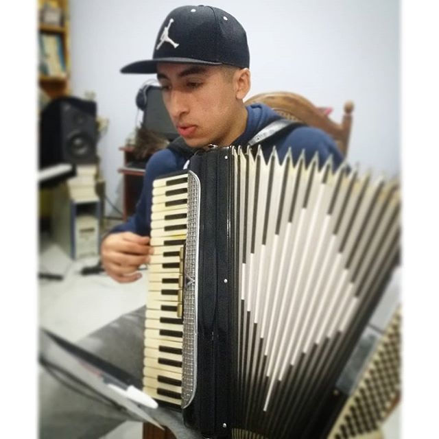 Bienvenido Julián a las Clases de Acorde