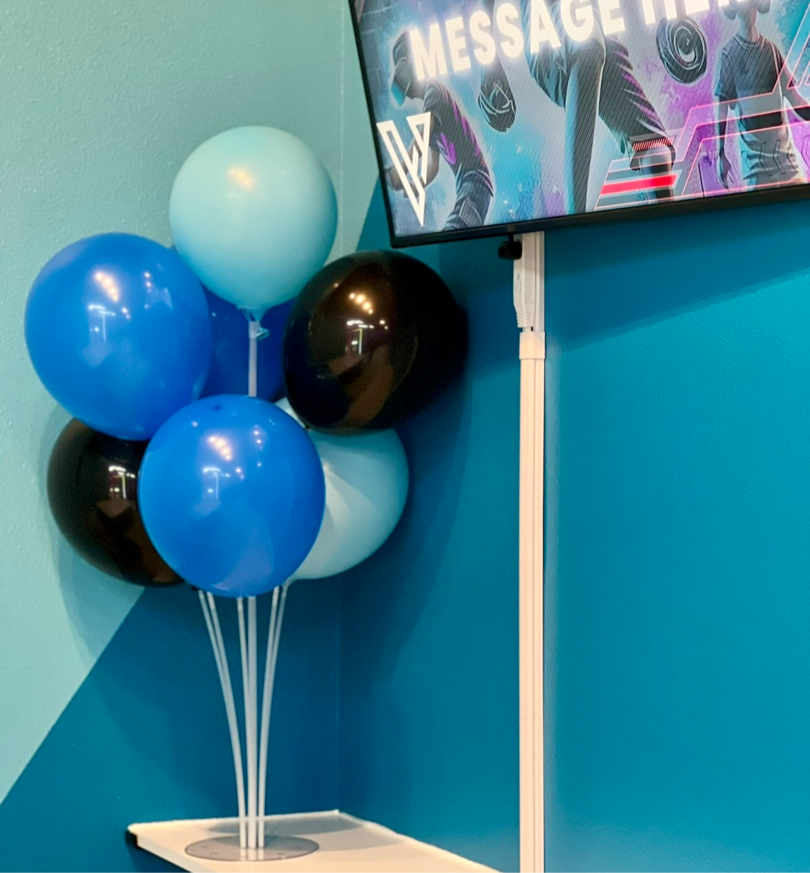 Balloon Centerpiece (Can only be added on to a party)