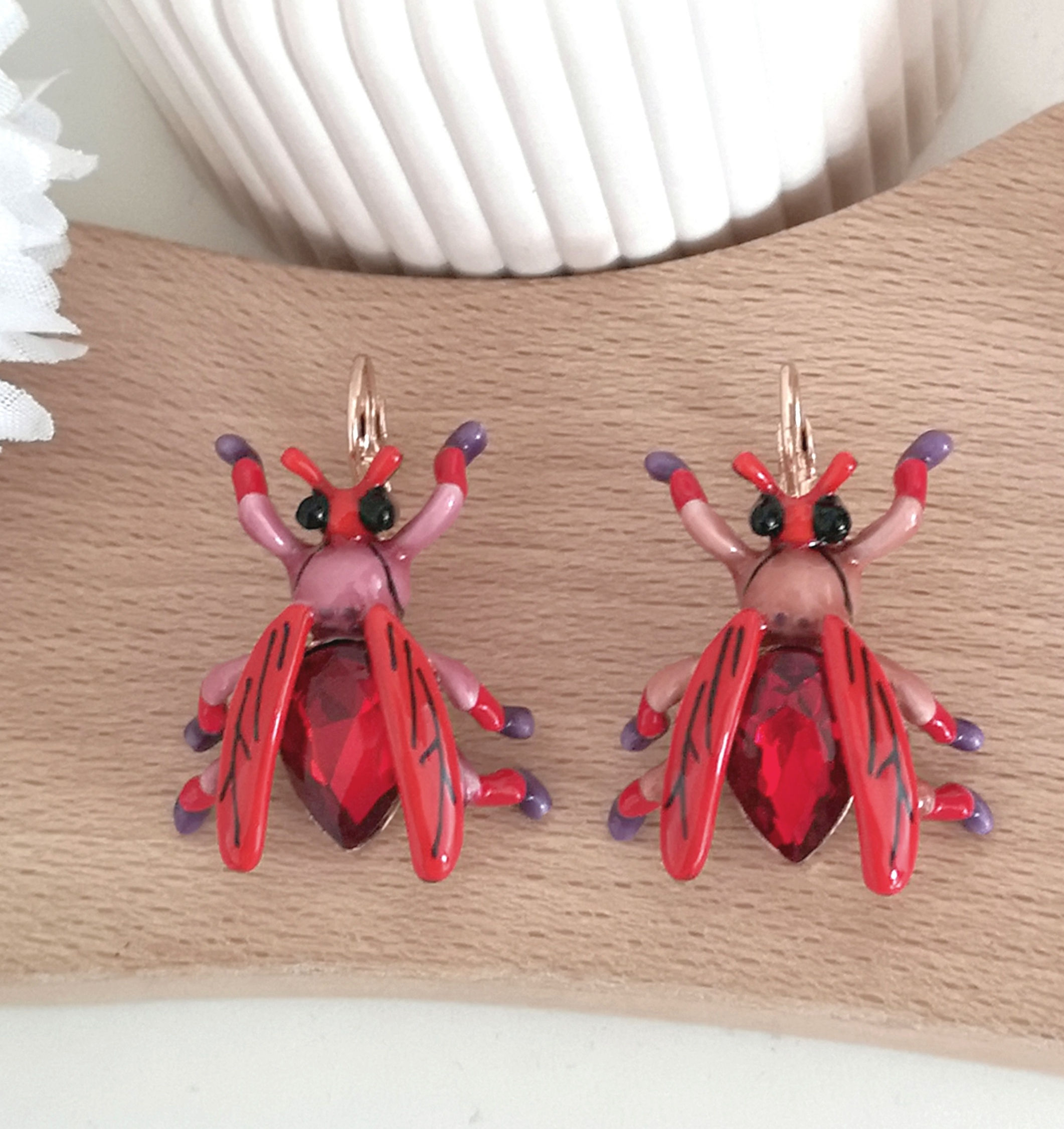 Boucles d'oreilles originales insecte strass rouge
