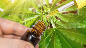 CBD Öl mit Hanfblatt