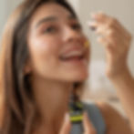 Frau nimmt CBD Tropfen ein