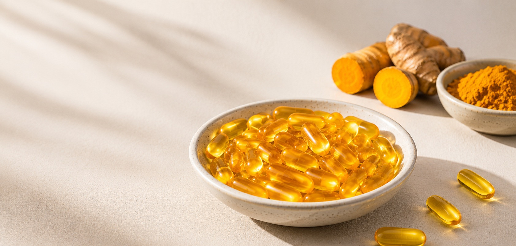 Goldgelbe Curcumin Softgels mit Kurkuma für eine natürliche Leberkur