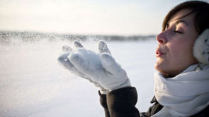 Frau mit Schnee in der Kälte 