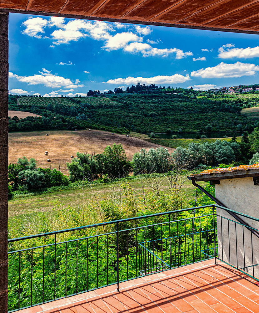 Panorama sulle colline del Chianti con vista sui tre castelli circostanti