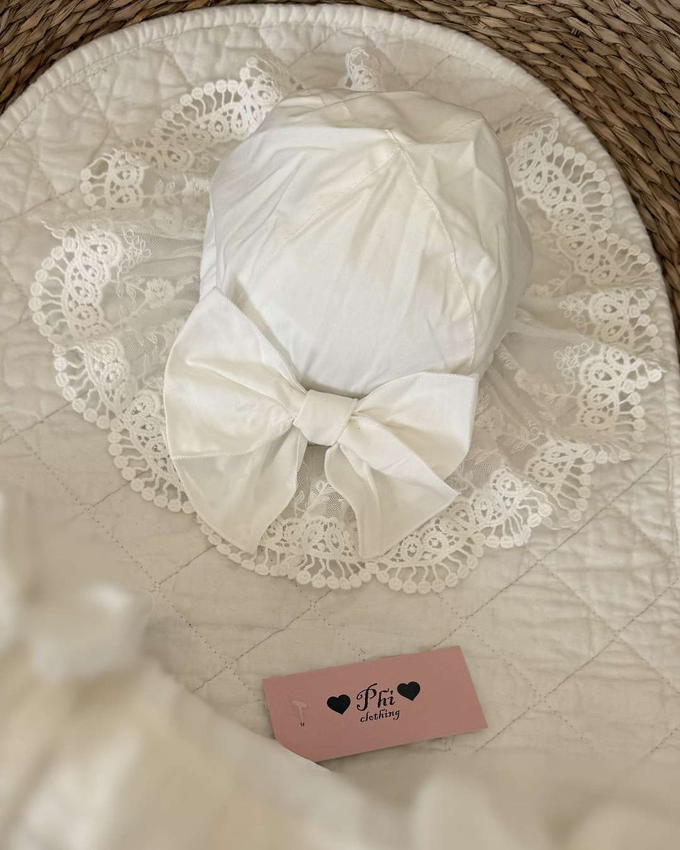 Phi very sun hat with a lace hem and a large bow on the back