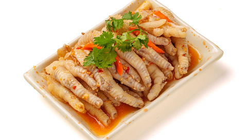 美味的鸡爪菜肴,配有香菜和辣椒,在中国餐馆里。Empire Dim Sum