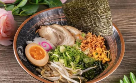 美味的拉面，配有肉片、鸡蛋和蔬菜，看起来非常美味。Pho ever ramen& bubble tea house