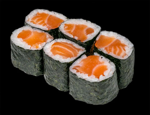 六块鲑鱼寿司在黑色背景上，美味可口，准备享用 Yamato II
