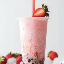 一杯草莓珍珠奶茶,顶部有草莓,在白色背景下有冰块和草莓。