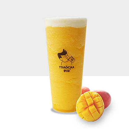 一杯芒果冰沙饮品,旁边有芒果,饮品上有 Tsaocaa 标志。 SobaEra • Tsaocaa