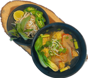 美味的越南粉面条配有蔬菜和配菜,在一个深色碗里。 健康饮食