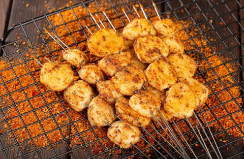 Grilled skewers of fried food on a rack with spice powder, Yang Sao 杨嫂炸串.