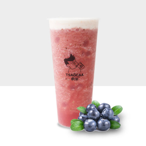 一杯蓝莓冰沙饮料,配有新鲜的蓝莓和 Tsaocaa 标志。 SobaEra • Tsaocaa