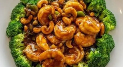 虾仁腰果西兰花盘子,美味佳肴,周围西兰花围绕,餐馆美食,鲜美可口,营养丰富。