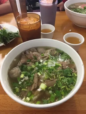 美味的牛肉河粉，配以饮料和香草。HOME 美味的鸡肉粉你。