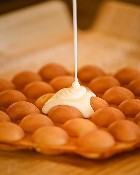 蛋挞上浇奶油，特写美味烘培食品，新鲜，浇奶油，美食，甜点。