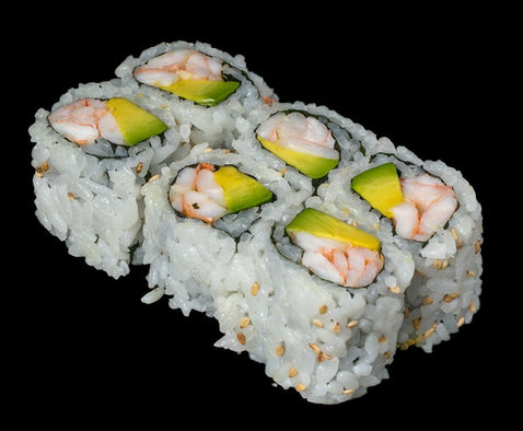 美味的寿司卷，里面有虾和鳄梨，背景黑色，食物特写。