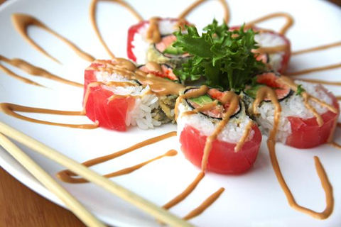 寿司卷配酱汁和筷子,美味佳肴,美食图片。yamato llc