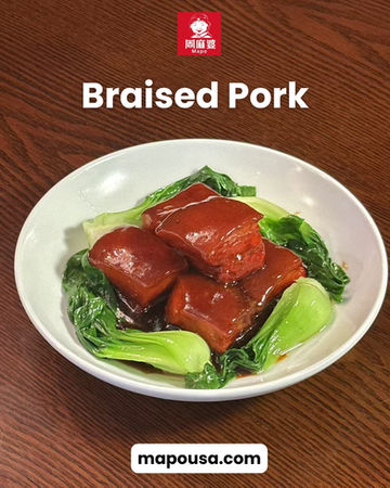 Braised Pork 在白盘中,配有蔬菜,看起来美味佳肴。mapousa.