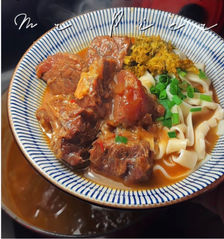 碗里的牛肉面，文字：M. 浓郁的汤汁和配菜，美味的食物。